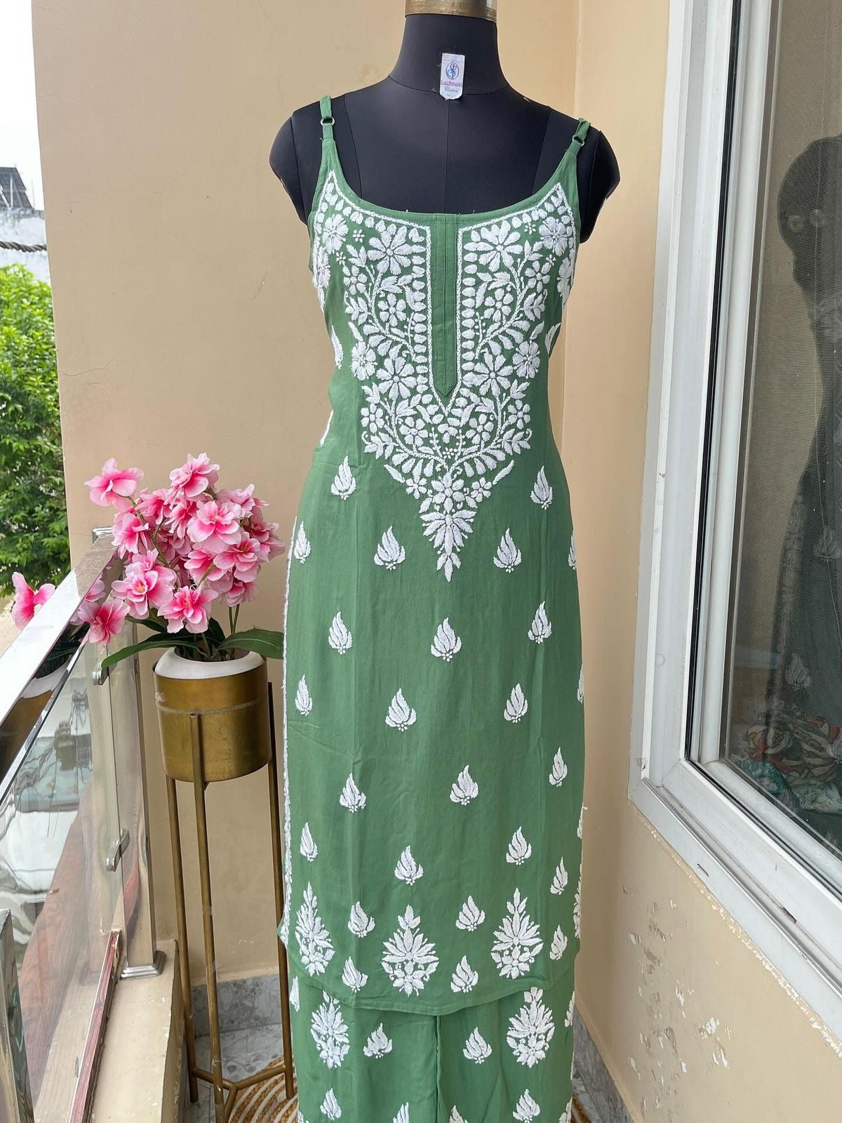 Rayon sleeveless Chikankari kurta set